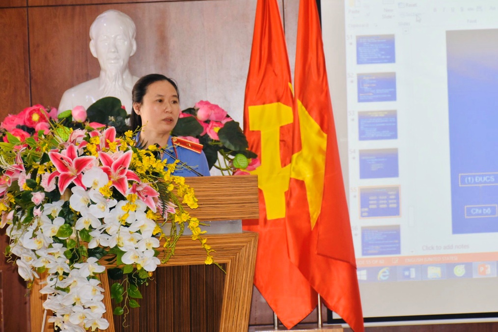 Đồng chí Phạm Thị Nhuần – Phó Chủ nhiệm Ủy ban kiểm tra Đảng ủy VKSND tối cao truyền đạt tại hội nghị